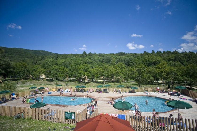 Les piscines extérieures d'Huttopia Dieulefit dans la Drôme